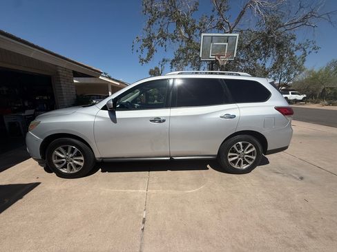 Used 2013 Nissan Pathfinder SV FWD image 1
