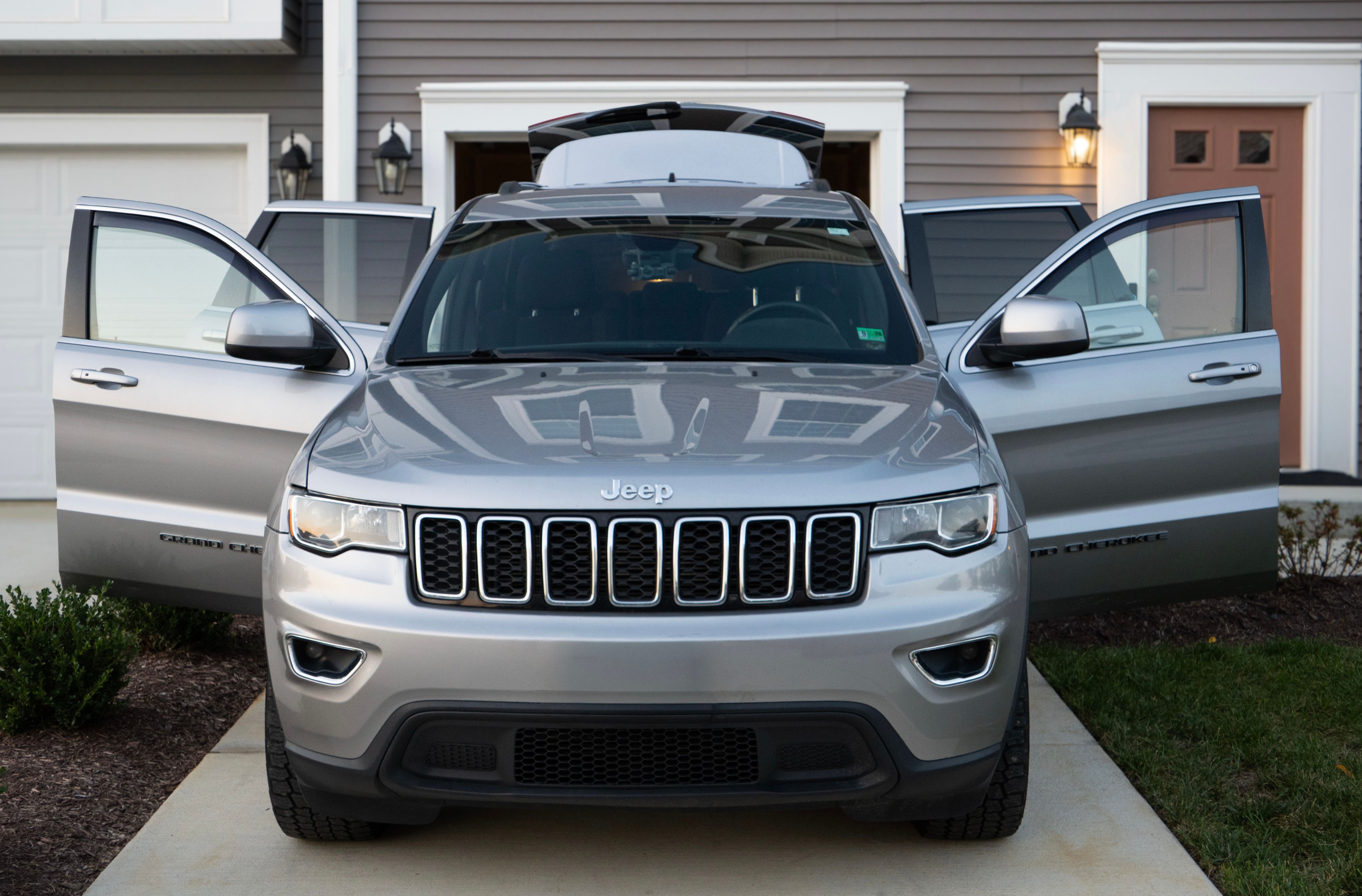 Used 2017 Jeep Grand Cherokee Laredo w/ Quick Order Package 23E AWD/4WD image 2