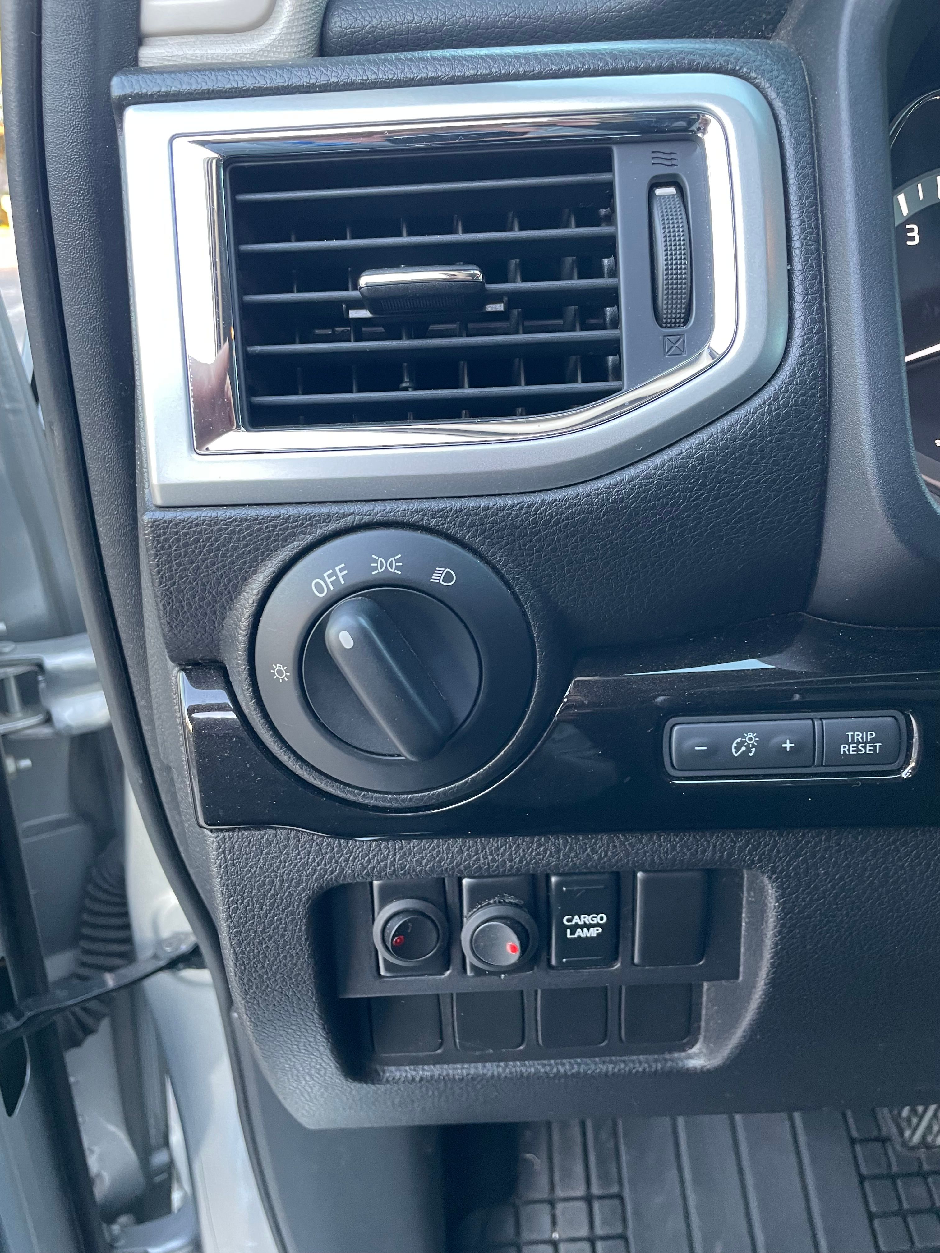 Used 2017 Nissan Titan SV RWD image 13