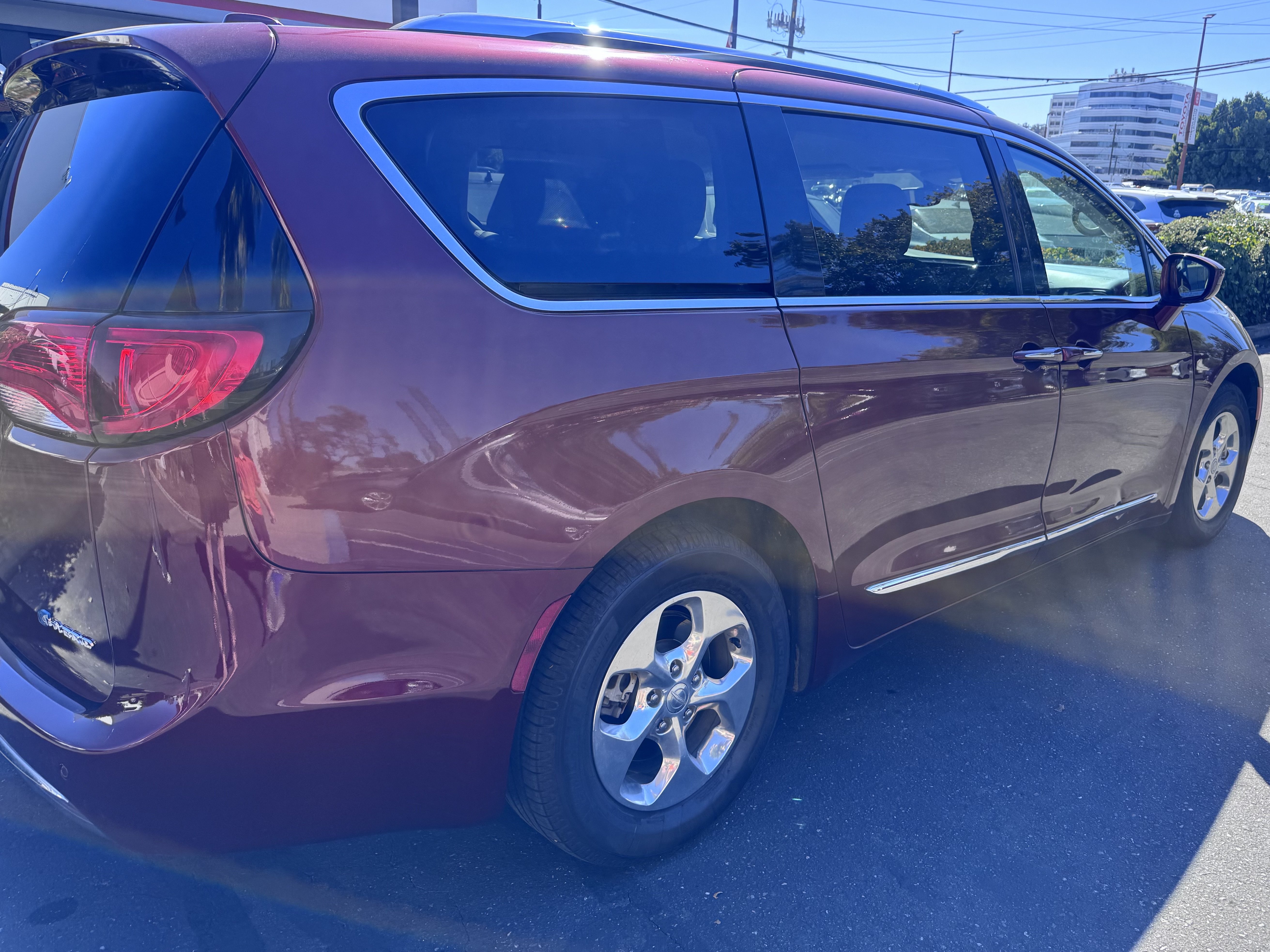Used 2018 Chrysler Pacifica Touring-L FWD image 4