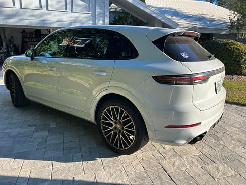 Used 2023 Porsche Cayenne Platinum Edition image 2