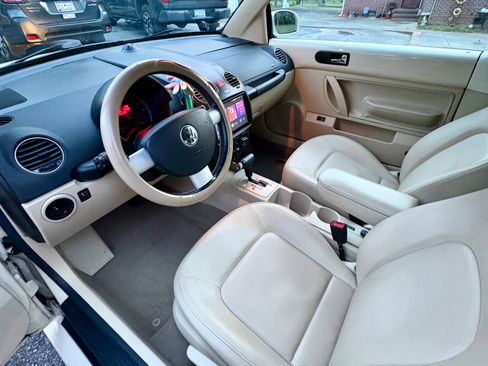 Used 2010 Volkswagen Beetle Convertible 2D image 6