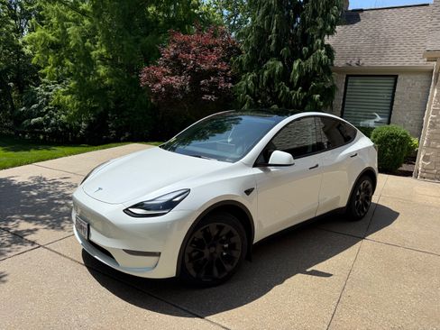 Used 2023 Tesla Model Y Long Range AWD/4WD image 2