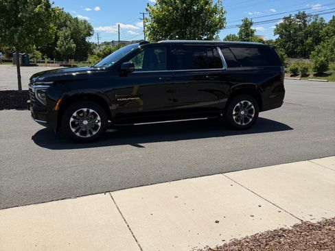 Used 2025 Chevrolet Suburban LT w/ Comfort Package AWD/4WD image 4