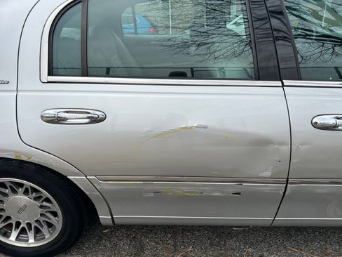 Used 2000 Lincoln Town Car Signature image 5