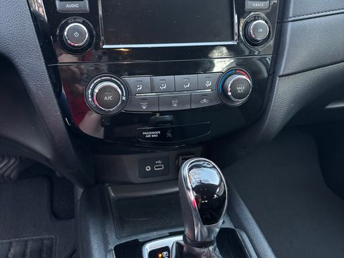 Used 2018 Nissan Rogue S image 9