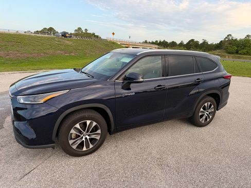 Used 2021 Toyota Highlander XLE FWD image 4
