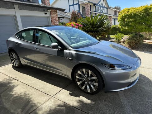 Used 2025 Tesla Model 3 Long Range AWD/4WD image 9