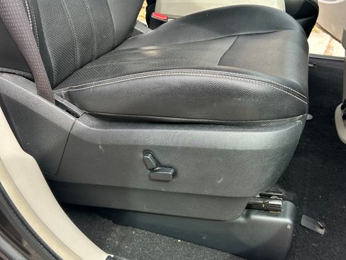 Used 2016 Chrysler Town & Country Touring-L image 13