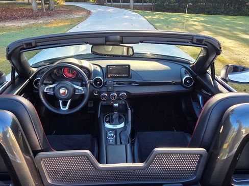 Used 2020 FIAT 124 Spider Abarth image 11