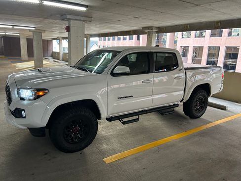 Used 2021 Toyota Tacoma TRD Sport w/ Technology Package RWD image 6