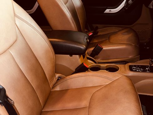 Used 2015 Jeep Wrangler Unlimited Sahara w/ Connectivity Group image 14