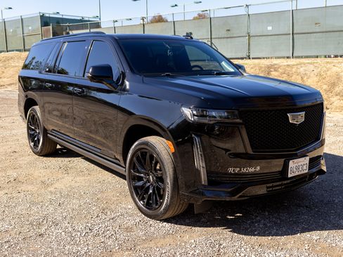 Used 2021 Cadillac Escalade ESV Sport Platinum w/ LPO, ONYX Package image 8