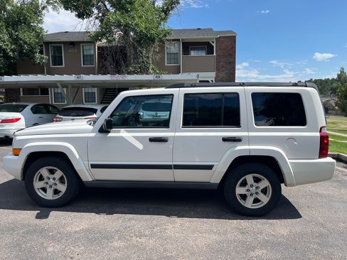 Used 2006 Jeep Commander 4WD image 2