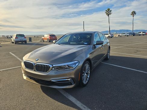 Used 2019 BMW 530e xDrive w/ Premium Package image 4