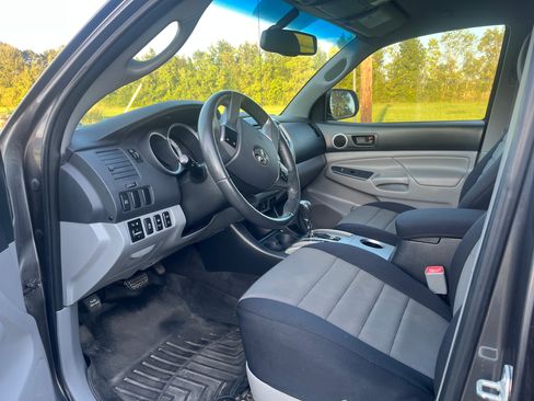 Used 2013 Toyota Tacoma PreRunner image 13