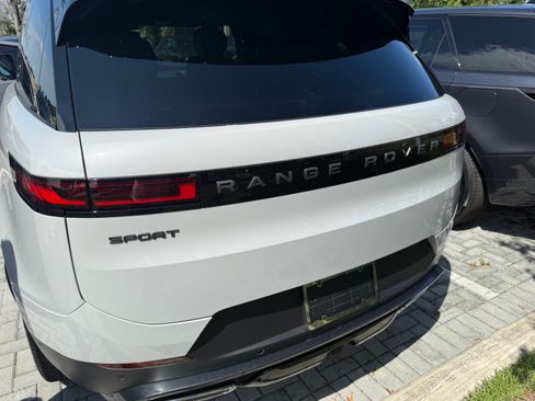 Used 2025 Land Rover Range Rover Sport SE AWD/4WD image 5