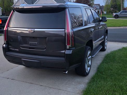 Used 2017 Cadillac Escalade Luxury AWD/4WD image 6