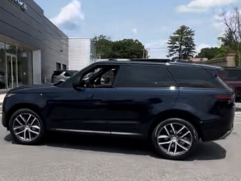Used 2023 Land Rover Range Rover Sport SE AWD/4WD image 3