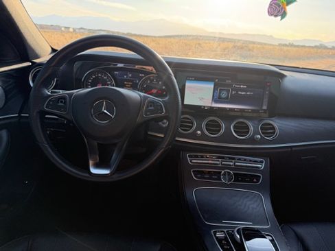 Used 2018 Mercedes-Benz E 400 4MATIC Sedan image 5