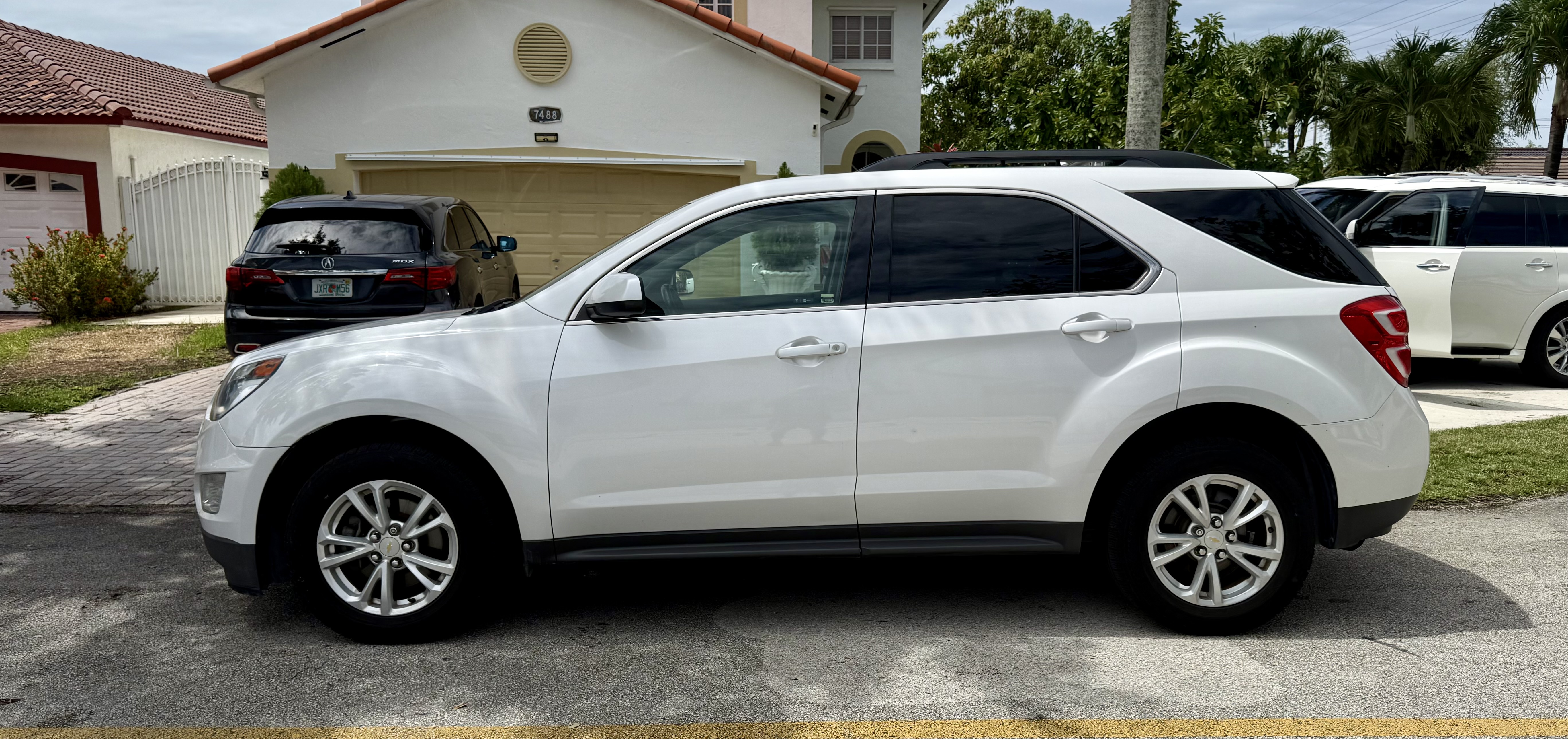 Used 2017 Chevrolet Equinox LT w/ Convenience Package FWD image 2