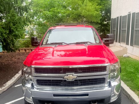 Used 2010 Chevrolet Silverado 2500 LT w/ Interior Plus Package AWD/4WD image 2