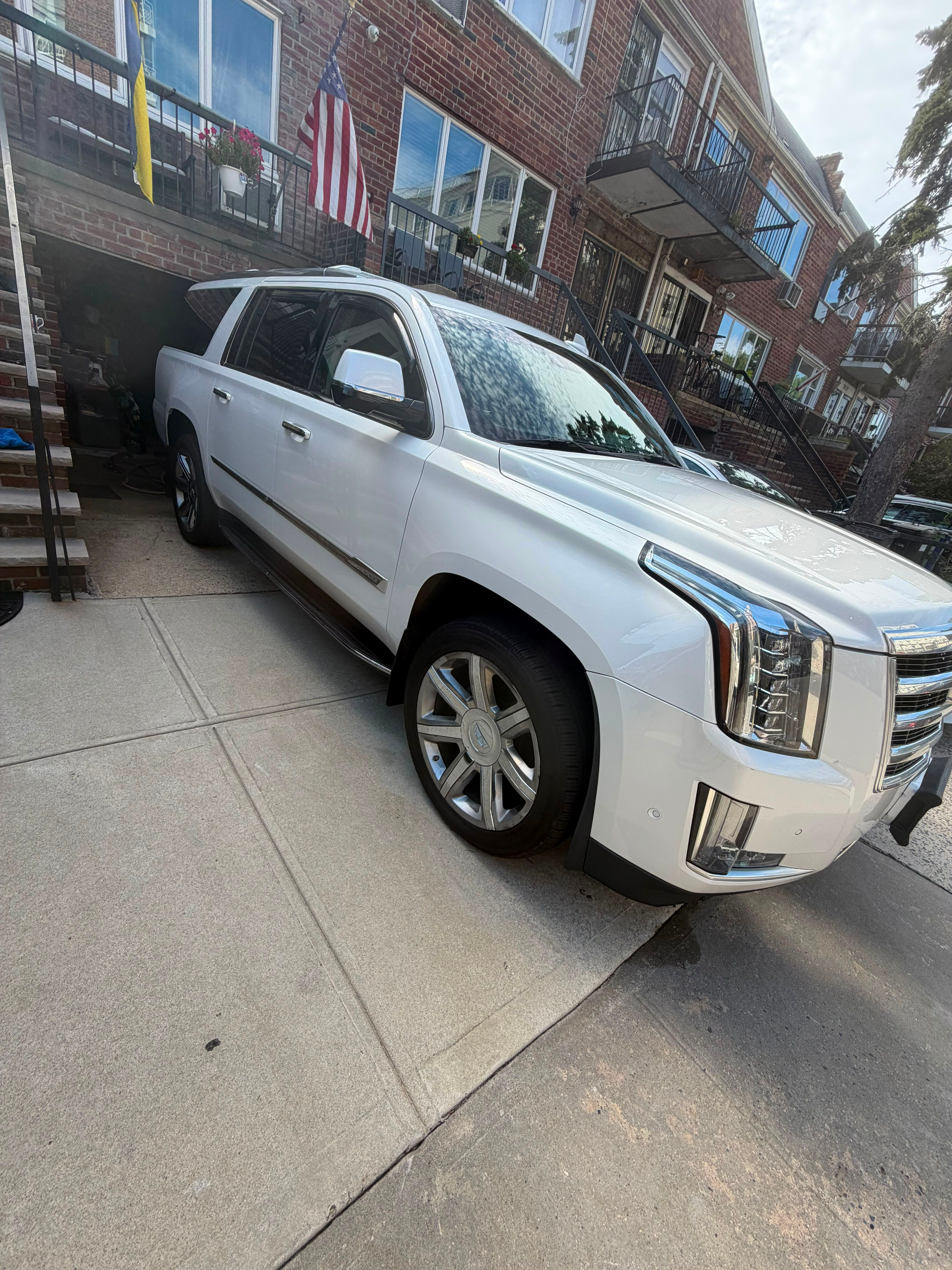 Used 2017 Cadillac Escalade ESV Luxury AWD/4WD image 4