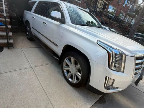 Used 2017 Cadillac Escalade ESV Luxury AWD/4WD image 4