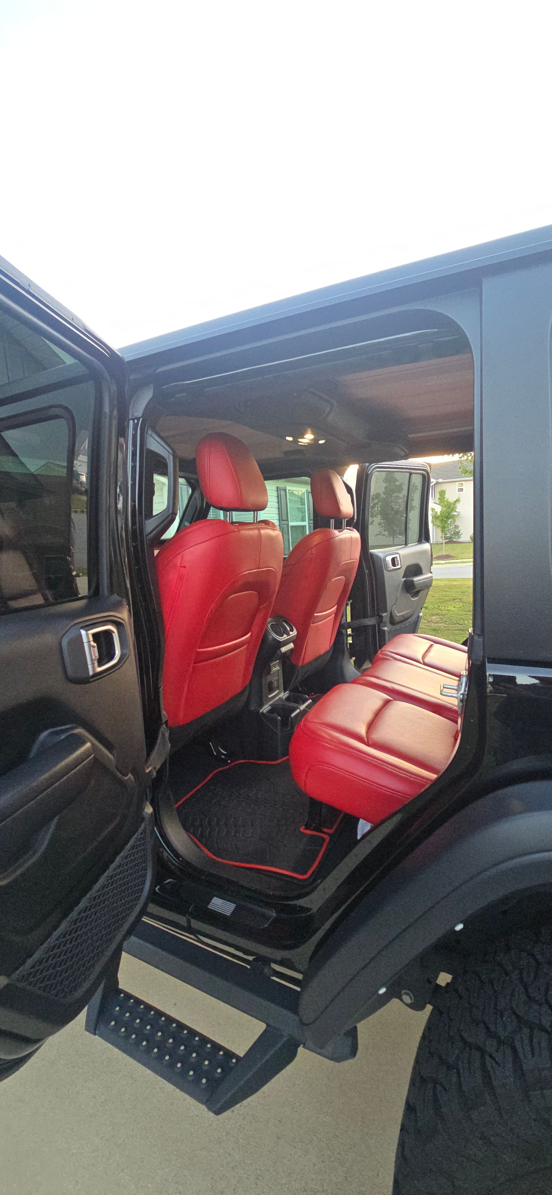Used 2023 Jeep Wrangler Unlimited Rubicon w/ Cold Weather Group AWD/4WD image 4