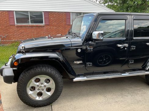 Used 2014 Jeep Wrangler Unlimited Sahara w/ Dual Top Group AWD/4WD image 1