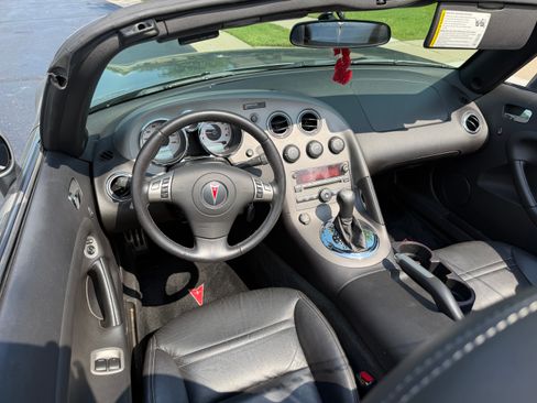Used 2007 Pontiac Solstice Convertible w/ Premium Package RWD image 11