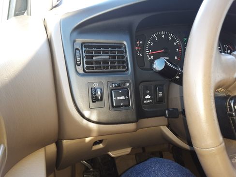 Used 1999 Toyota Sienna XLE image 10