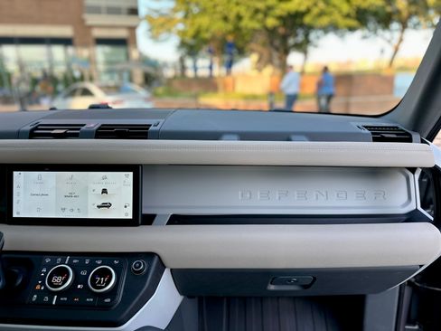 Used 2022 Land Rover Defender 110 S image 12