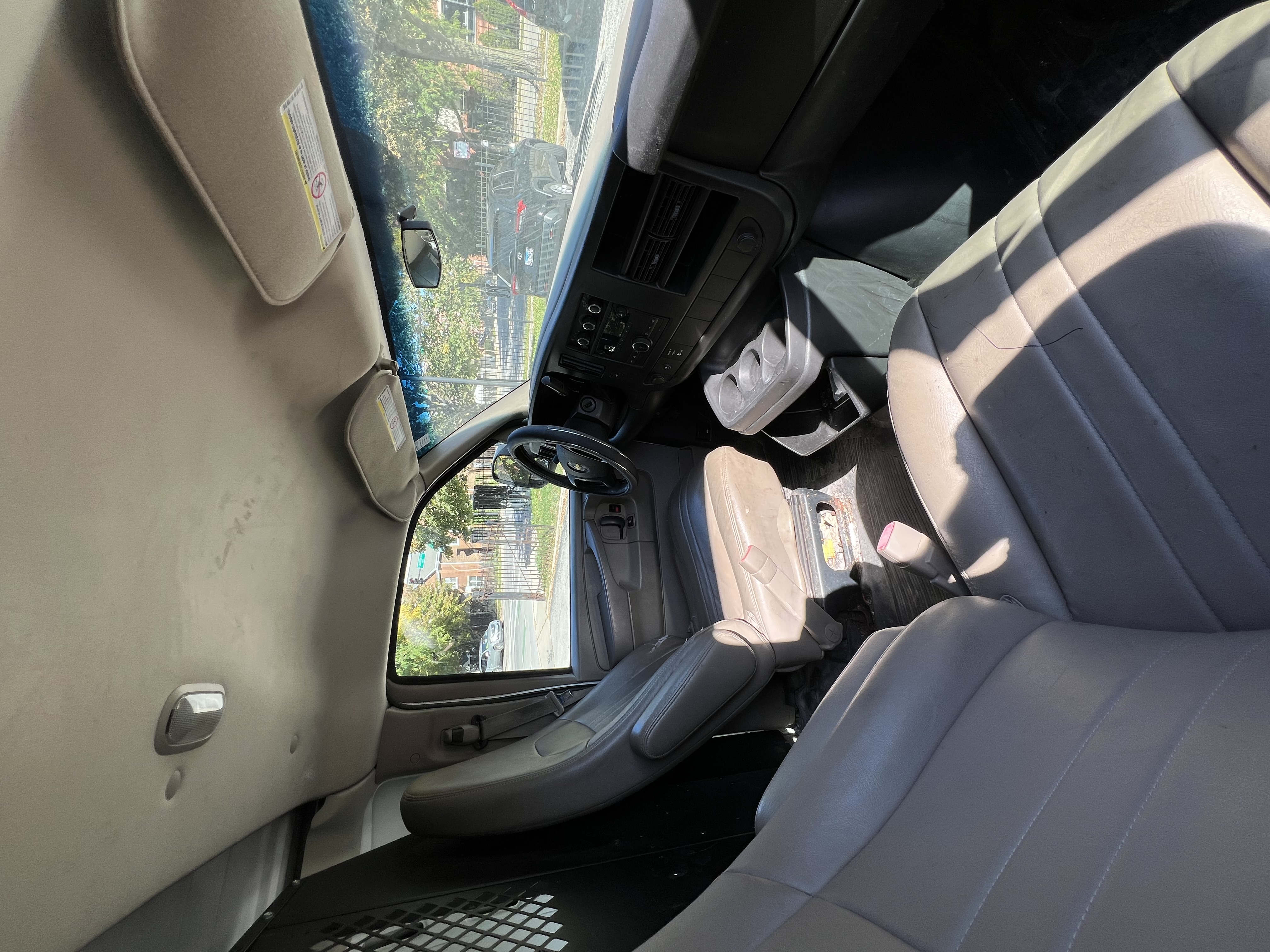Used 2011 Chevrolet Express 3500 RWD image 9