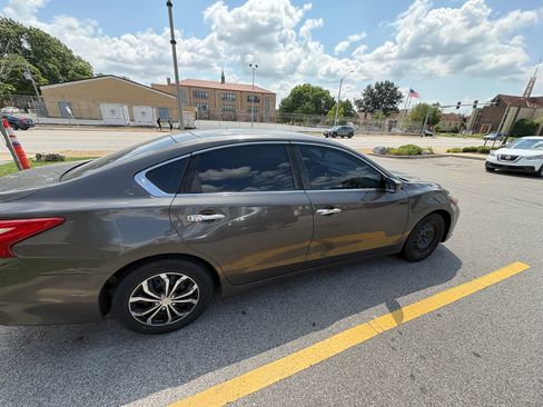 Used 2016 Nissan Altima 2.5 S w/ Power Driver Seat Package FWD image 2