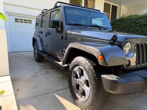 Used 2016 Jeep Wrangler Unlimited Sahara w/ Dual Top Group AWD/4WD image 26