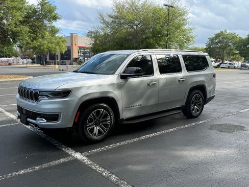 Used 2024 Jeep Wagoneer L Series II w/ Convenience Group I image 2