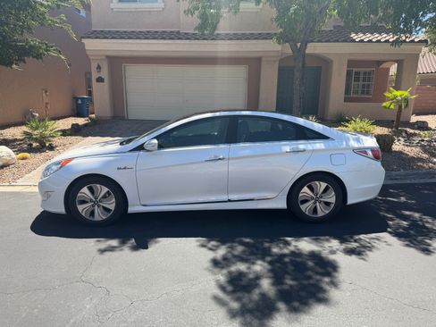 Used 2015 Hyundai Sonata Limited w/ Option Group 02 FWD image 2