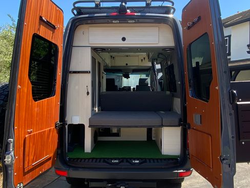 Used 2017 Mercedes-Benz Sprinter 2500 image 4