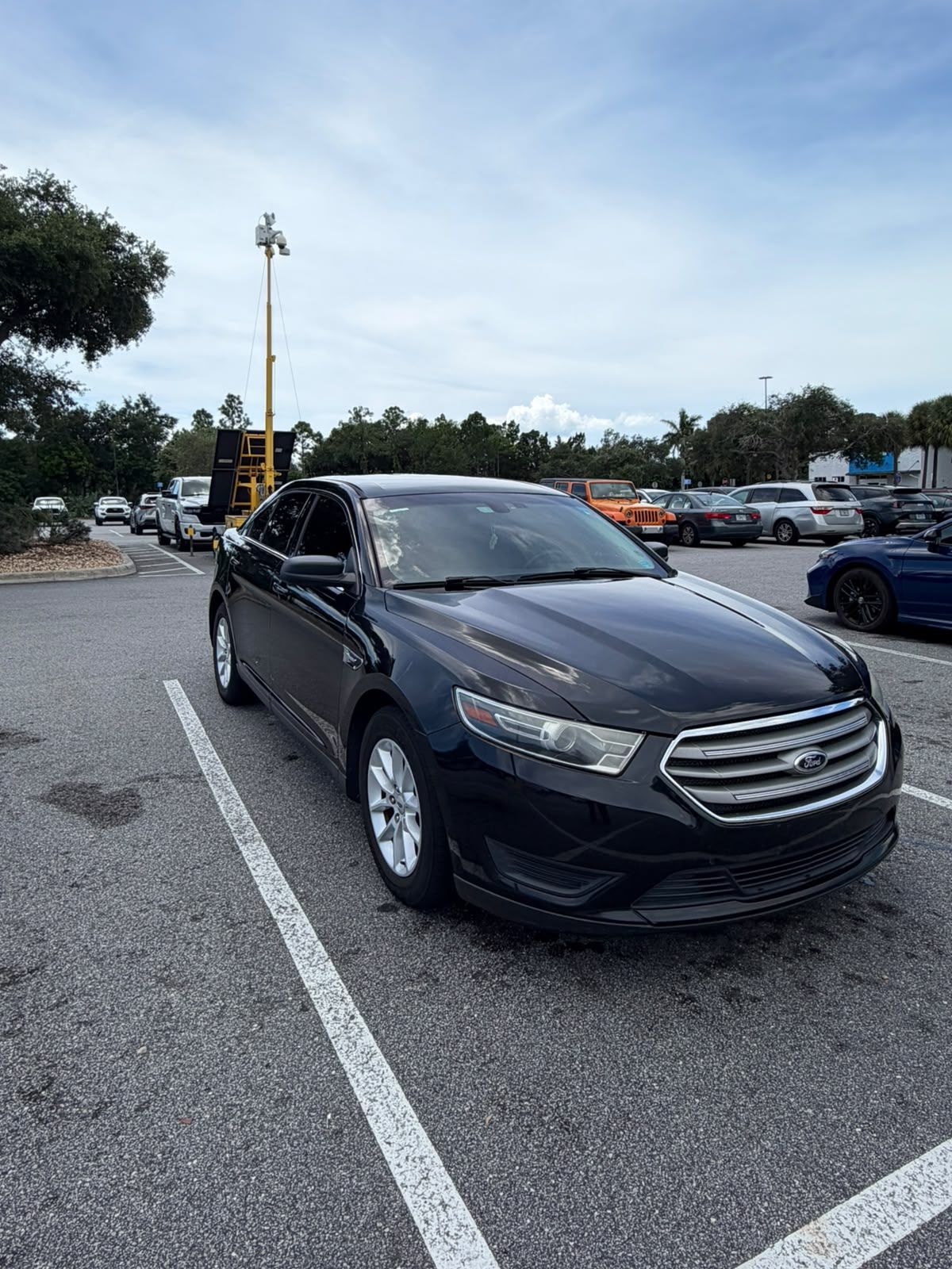 Used 2015 Ford Taurus SE FWD image 1