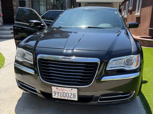 Used 2012 Chrysler 300 RWD image 1