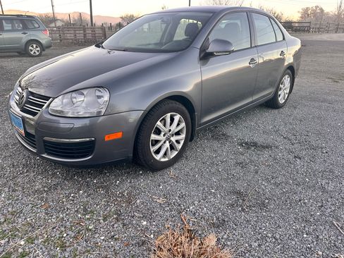 Used 2010 Volkswagen Jetta SE image 1