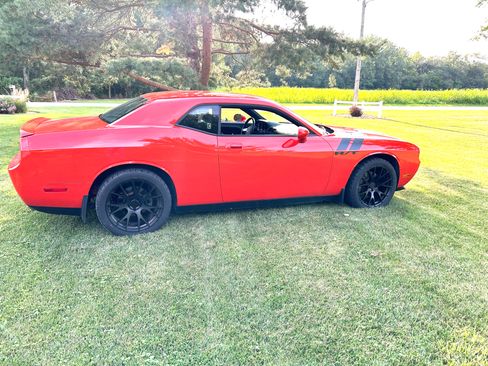 Used 2010 Dodge Challenger R/T RWD image 1