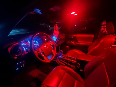 Used 2021 Toyota Tacoma Limited image 10