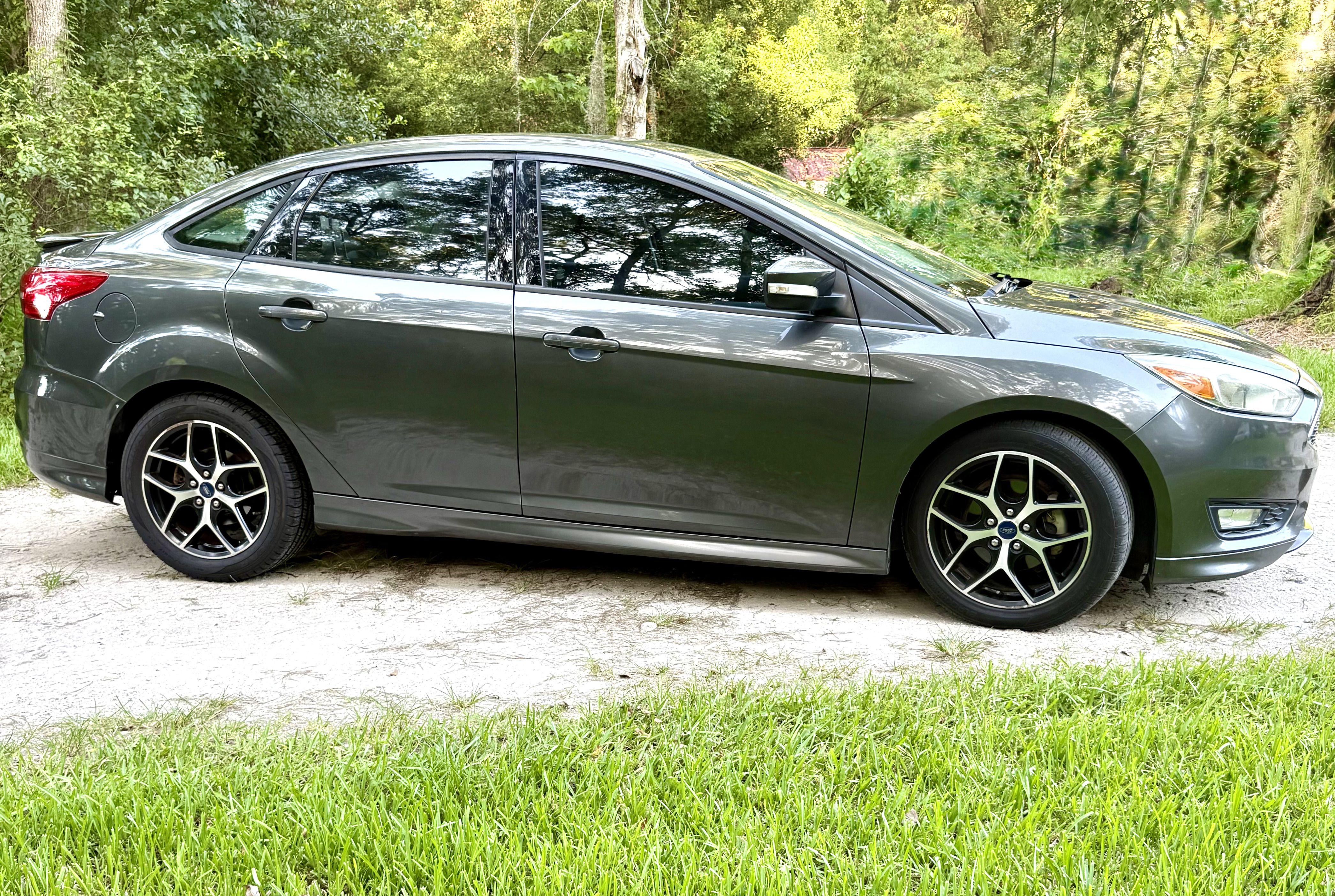 Used 2016 Ford Focus SE w/ SE Sport Package FWD image 5