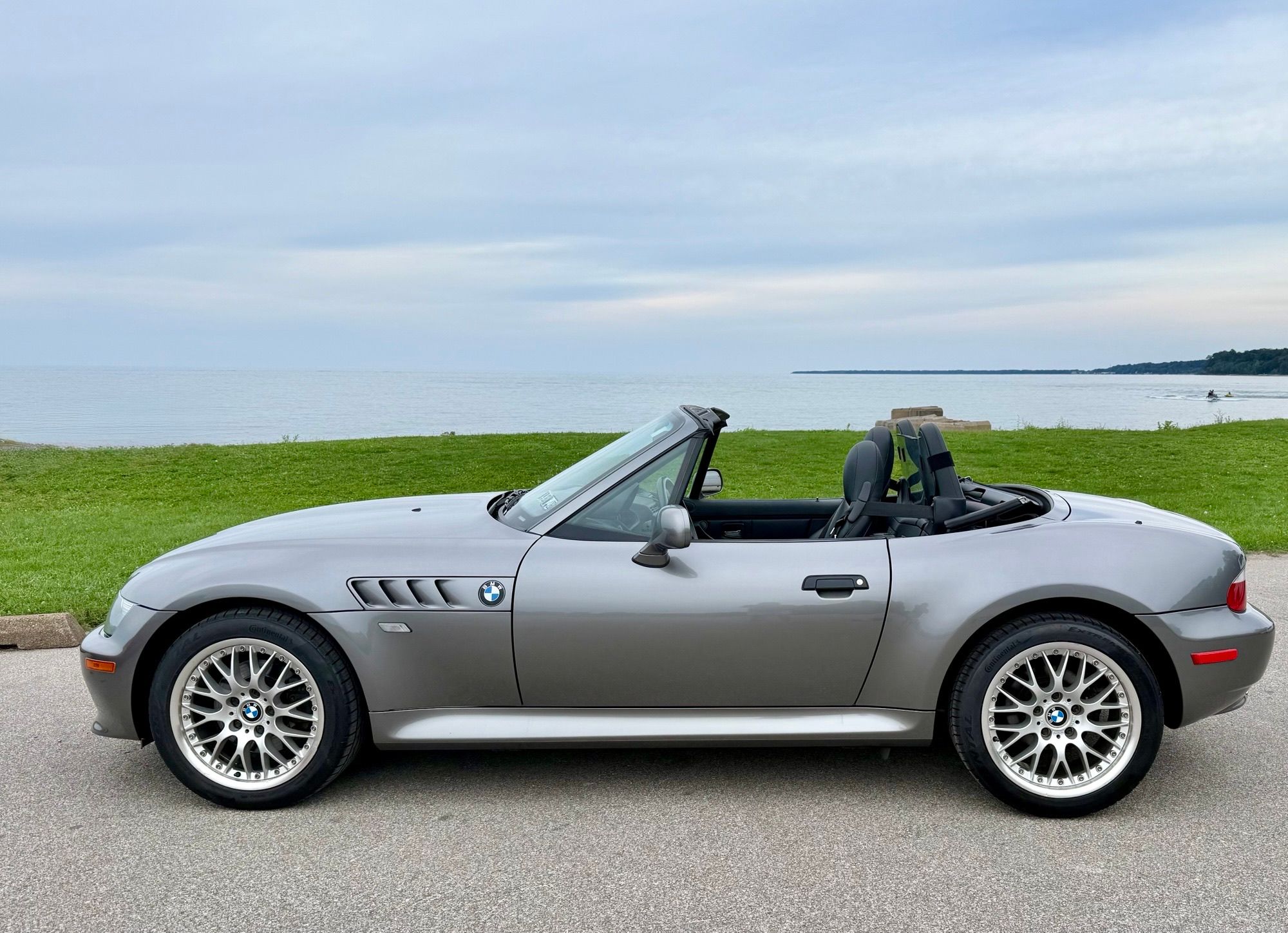 Used 2001 BMW Z3 3.0i RWD image 2