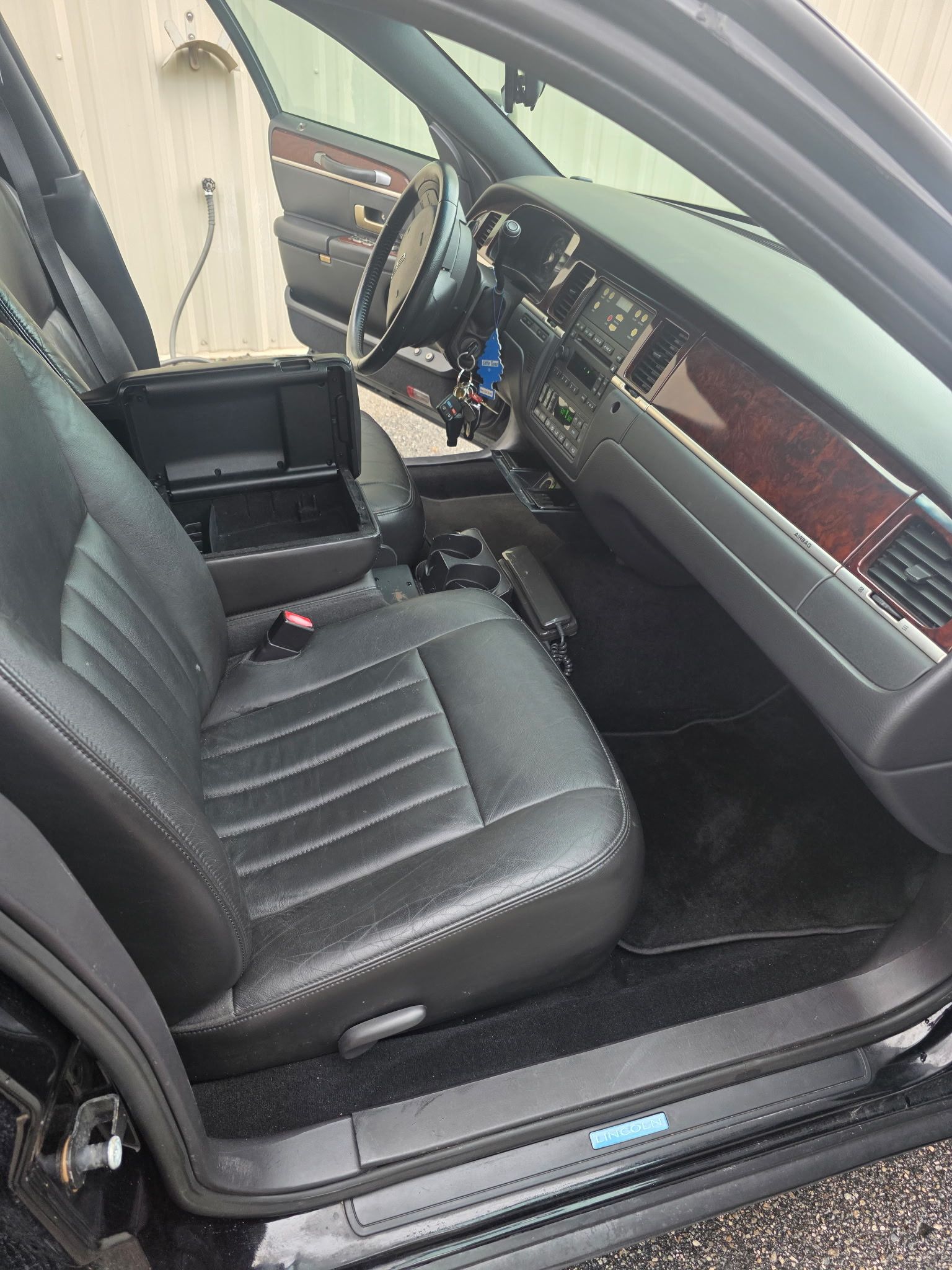 Used 2006 Lincoln Town Car Executive RWD image 18