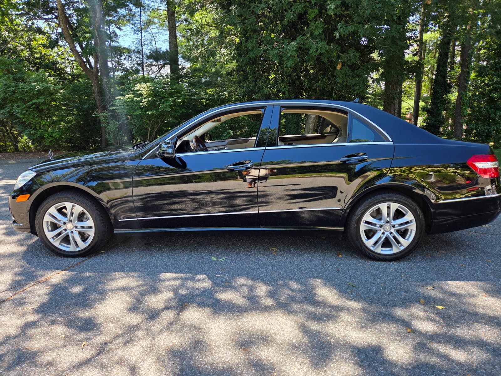 Used 2011 Mercedes-Benz E 550 4MATIC Sedan image 2