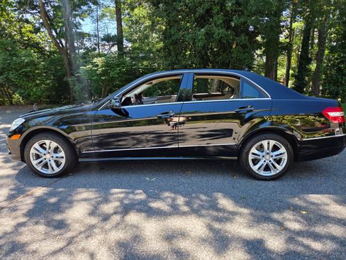 Used 2011 Mercedes-Benz E 550 4MATIC Sedan image 2