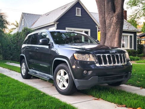 Used 2011 Jeep Grand Cherokee Laredo image 4